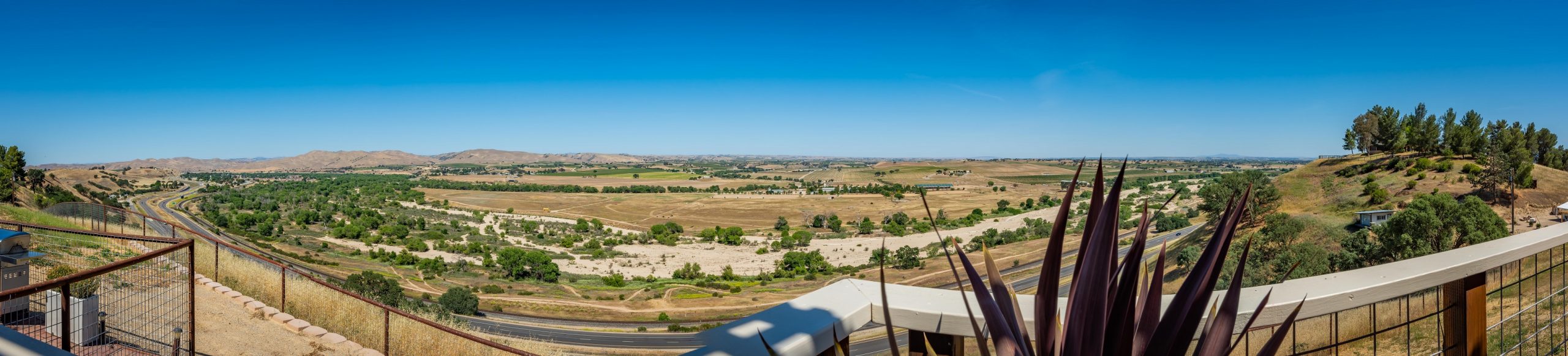 270 degrees of breathtaking views of vineyards and rolling hills.